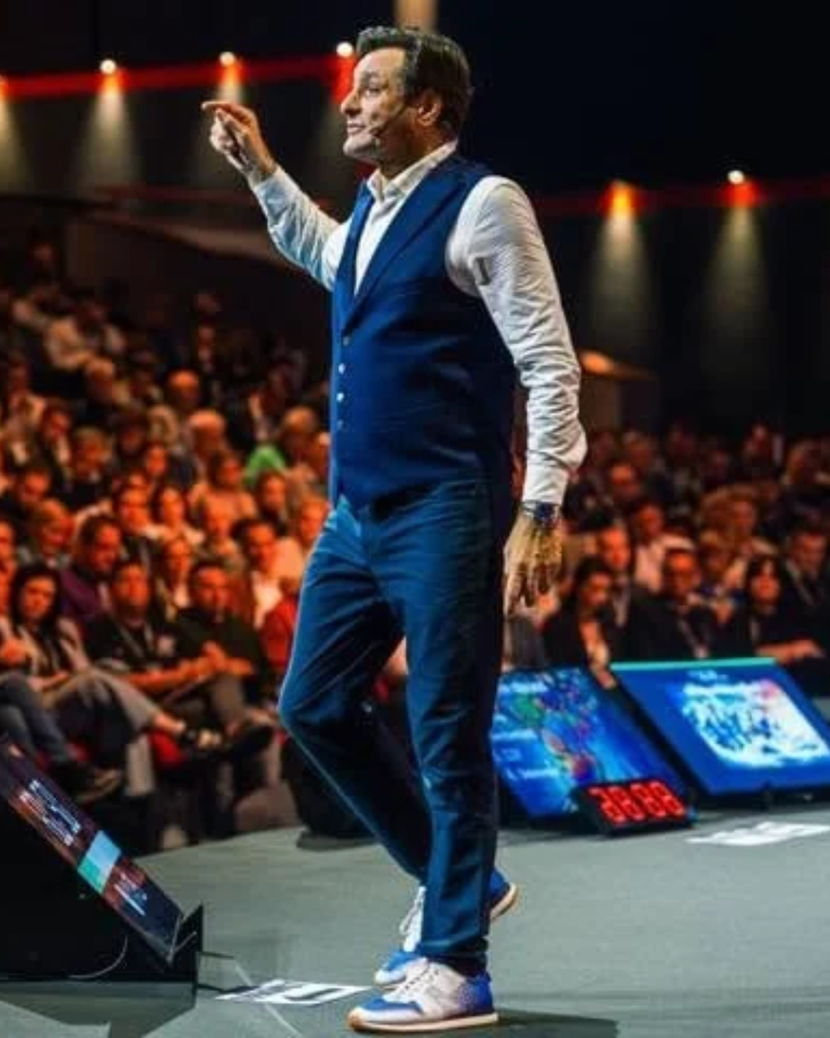 Carl Van de Velde op het podium tijdens een keynote